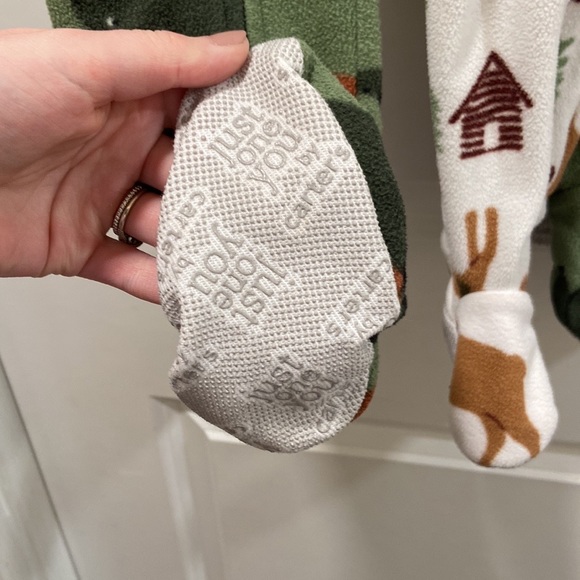 Carter’s 2 pair 2T fleece footie pajamas moose and dinosaurs excellent condition - Picture 2 of 6